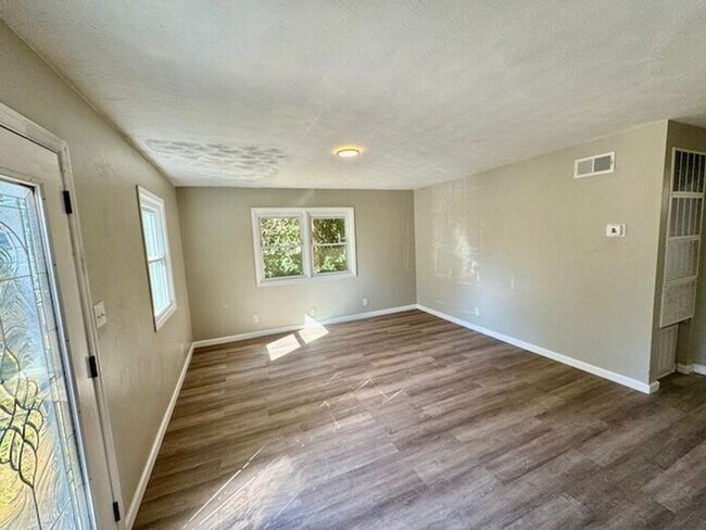 Building Photo - MOVE IN SPECIAL