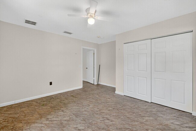 Building Photo - 1180 SW Mirror Lake Cove