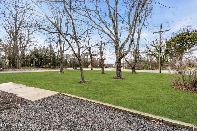 Building Photo - 2061 Lakewood Rd