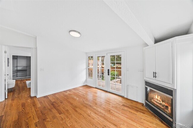 Building Photo - "Spacious 5-Bedroom Gem with Hardwood Floors & Cozy Fireplace in Denver's Heart!"