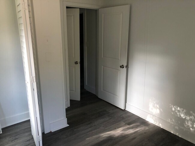 Building Photo - 2083-2085 W Meeting St