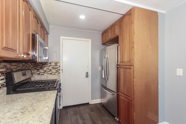 Building Photo - 10373 Dearlove Rd