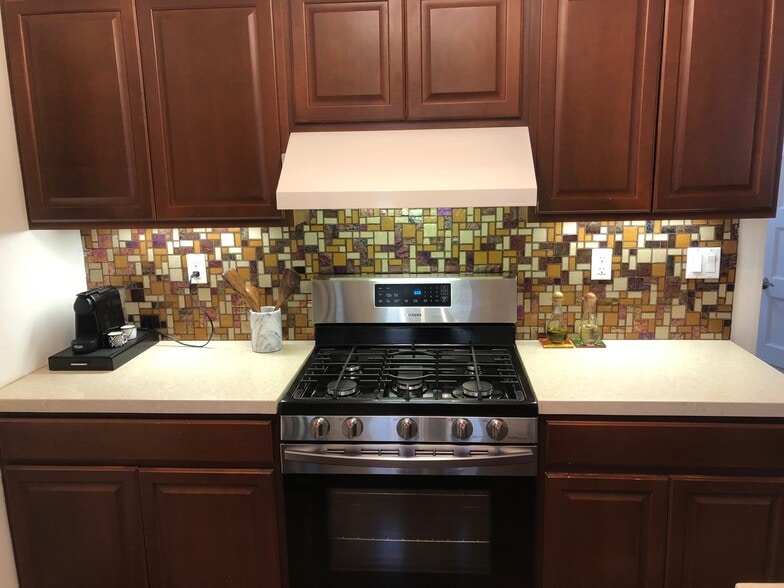 Building Photo - 303 6th Ave