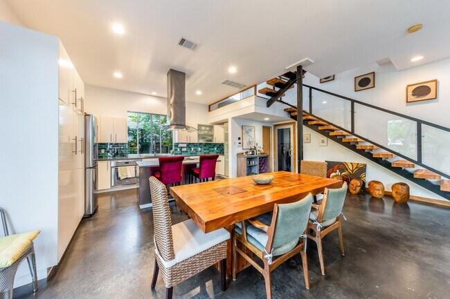 Building Photo - Gorgeous Fully Furnished Home in Brentwood - Short Term Lease  Options Available