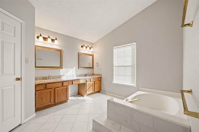 Building Photo - 4348 Kenwood Dr