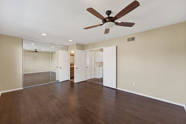 Building Photo - 3 Bedroom Townhome: Prime Location with Pool, Clubhouse and More!