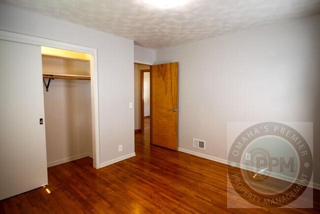 Building Photo - Convenience & Style: Your 3-Bed, 2-Bath Om...