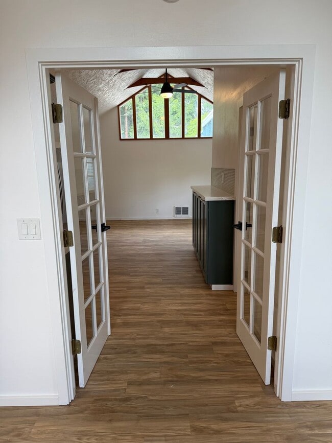 Building Photo - Luxury 1 bedroom 1 bath duplex in a great neighborhood!