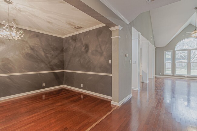 Building Photo - $300 OFF 1ST MONTH RENT IF YOU MOVE IN WIT...