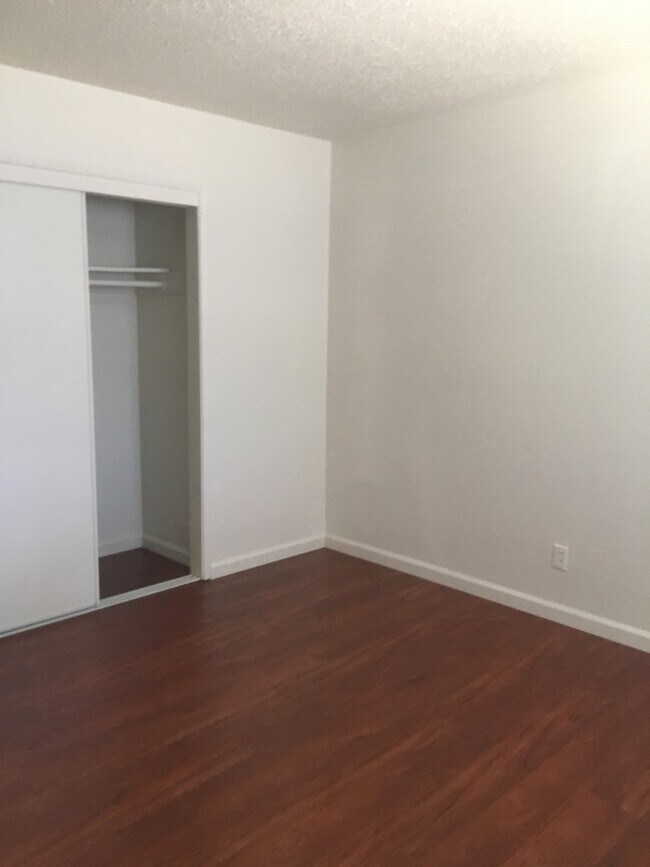 Building Photo - Duplex - 2 Bedrooms, 1 Bath.