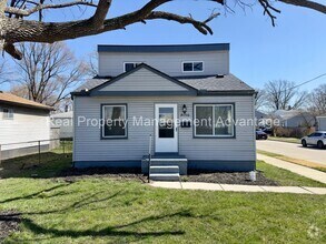 Building Photo - Beautifully Updated 3-Bedroom with Large O...