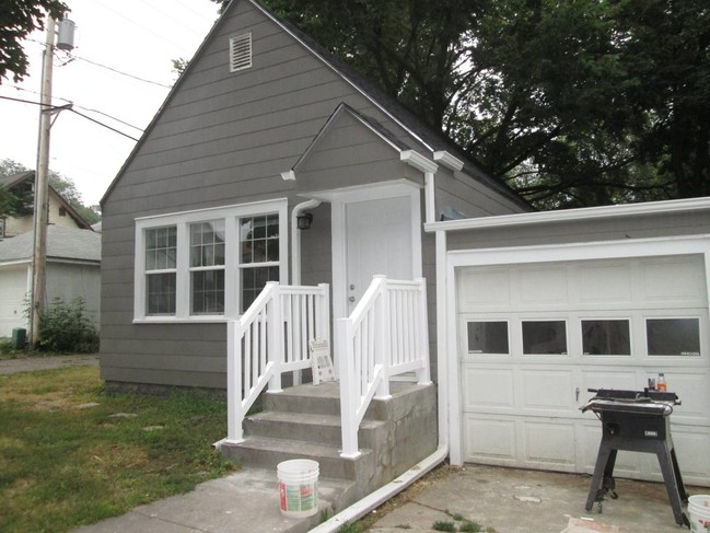 Primary Photo - BCR Quaint One Bedroom Wood Floors Beautiful