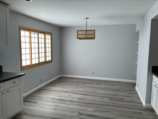 Building Photo - Condo of 3 bedrooms and 2.5 baths in Alhambra