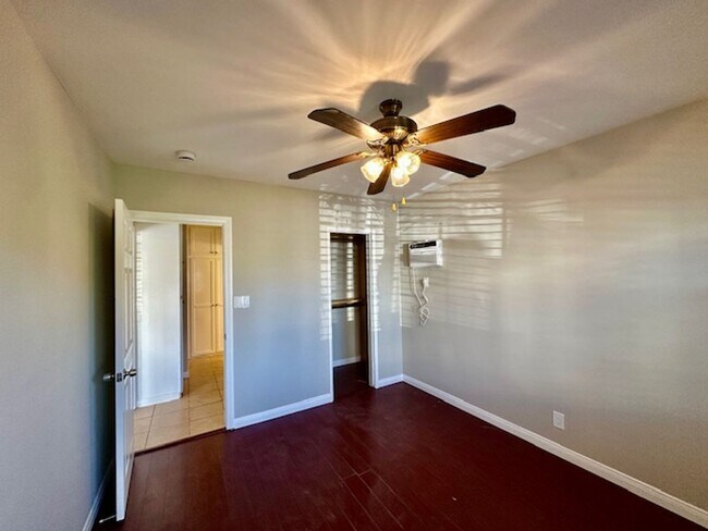 Building Photo - Oxnard ( M )