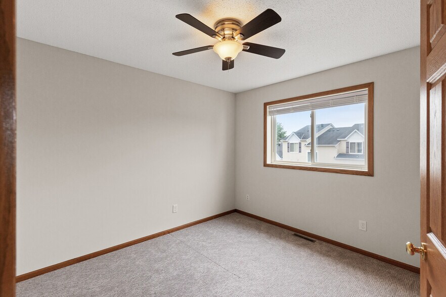 Building Photo - 6860 Meadow Grass Ln S