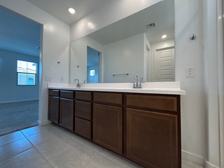 Building Photo - 1168 E Sabino Dr