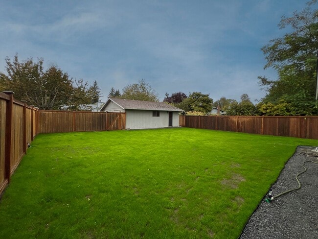 Building Photo - Adorable Three Bedrooom in Edgewood