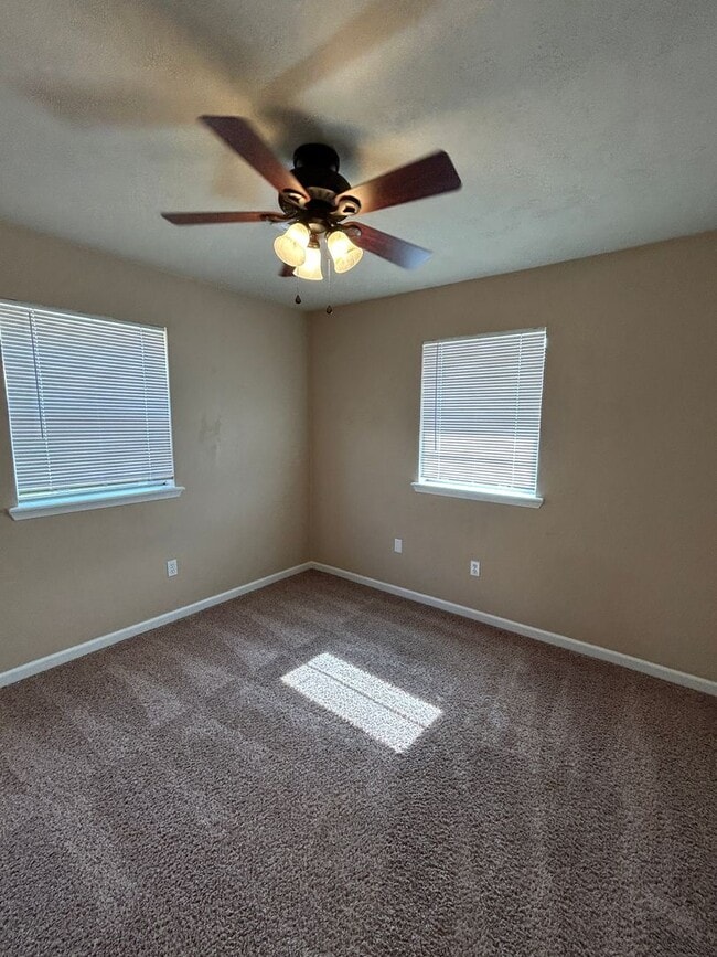 Building Photo - 3 bedroom NOW AVAILABLE in the MAC school ...