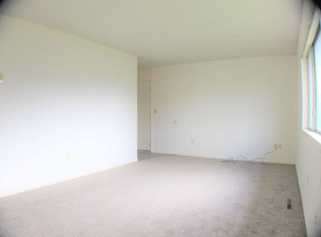 Building Photo - Spacious and charming conveniently located...