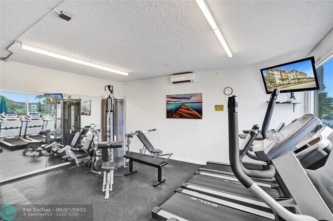 Building Photo - 1150 Hillsboro Mile