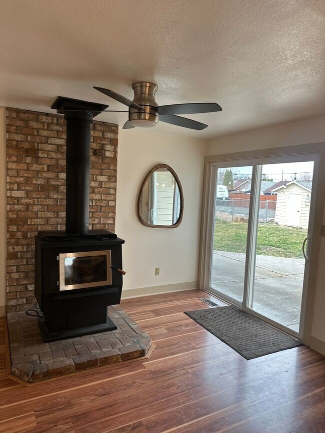 Building Photo - Vintage Character, Modern Finishes! Spacio...