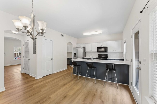 Building Photo - 553 Rosedale Ave