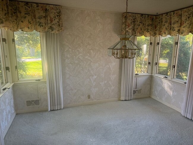 Building Photo - Amazing Home Next to Interlachen Golf Cour...