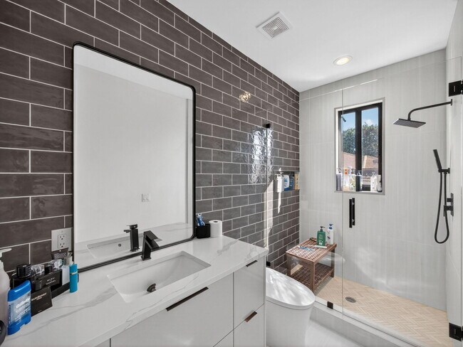 Building Photo - 125 Pembroke Dr