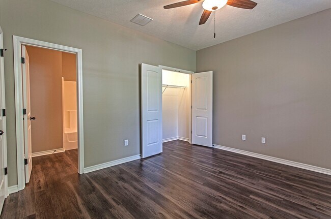 Building Photo - 3 Bed / 3 Bath 1200sqft House