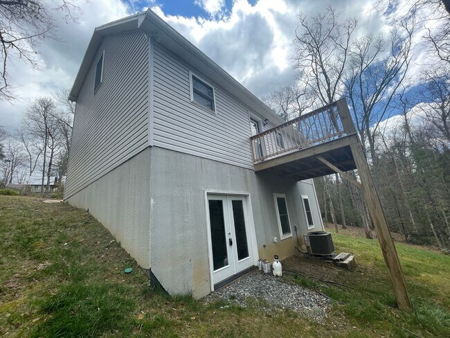 Building Photo - 350 Pinewood Circle