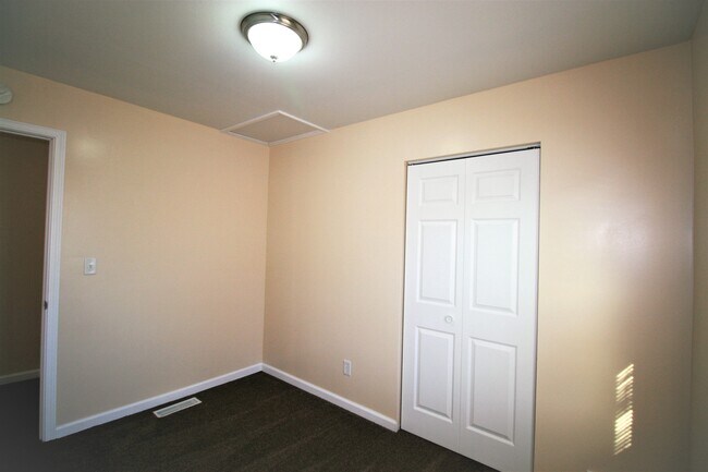 Building Photo - 920 Devils Glen Rd