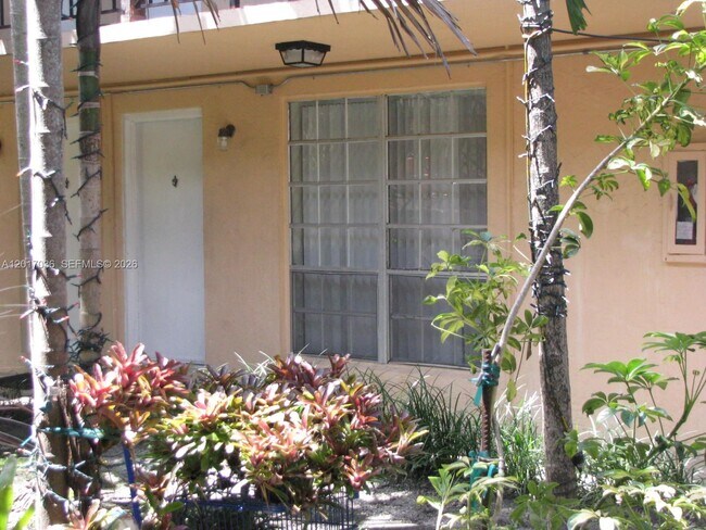 Building Photo - 10832 N Kendall Dr