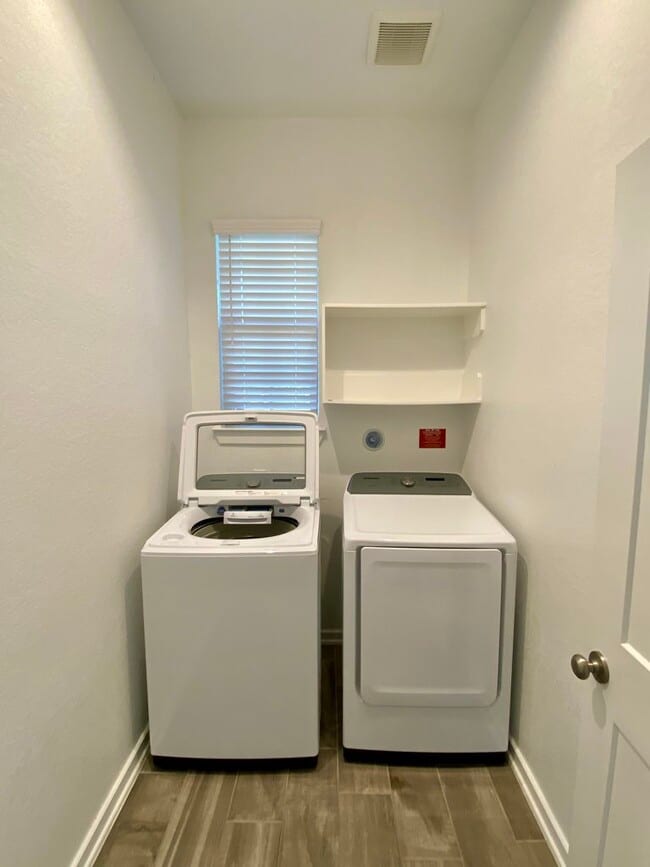 Building Photo - 7043 Coneflower Creek Ct