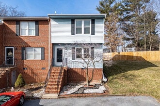 Building Photo - 3-Bedroom Townhouse with Yard & Privacy in Harrisonburg