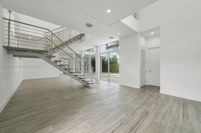 Building Photo - 5720 SW 24th St
