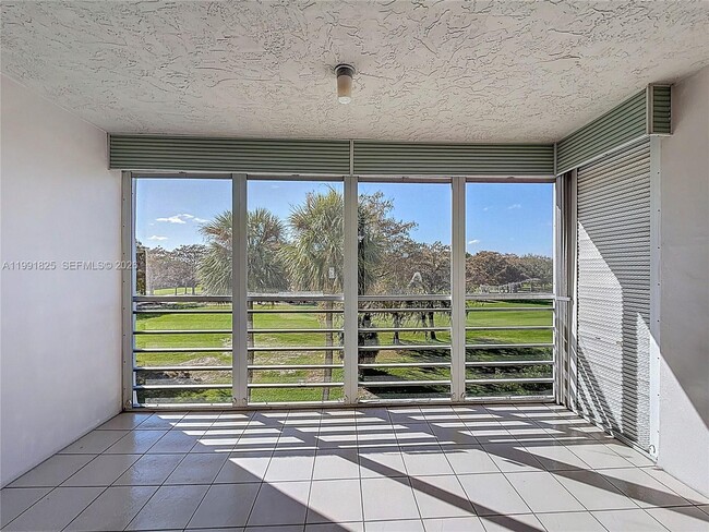 Building Photo - 605 Oaks Dr