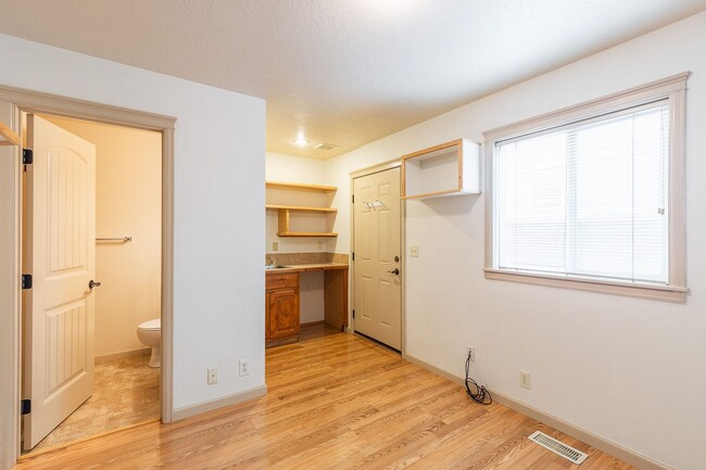 Building Photo - Studio Unit Available in a Meridian Neighb...