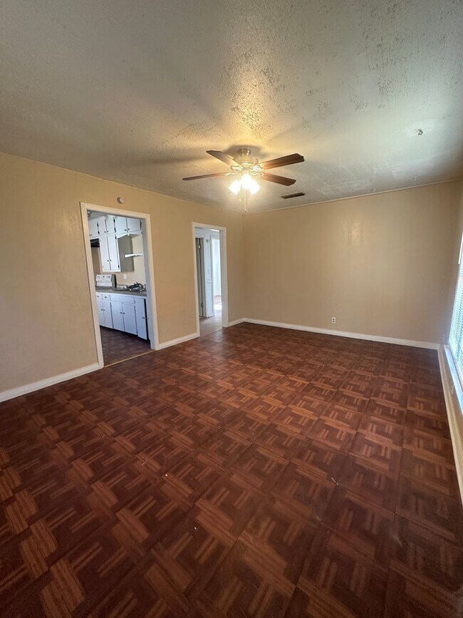 Building Photo - Large 3b 2b Home