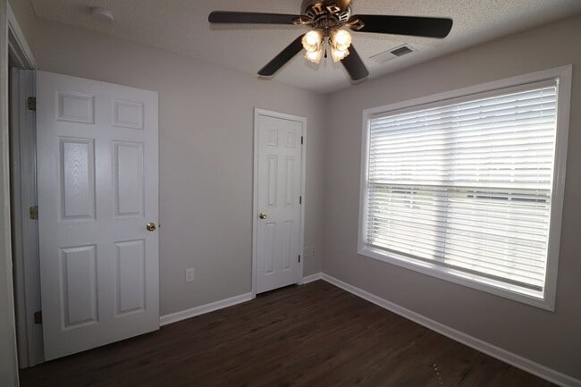 Building Photo - Light and Bright End unit 3 bdrm 2 bath to...