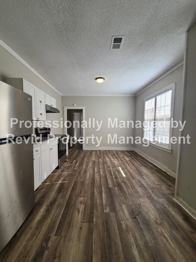 Building Photo - SECTION 8 ACCEPTED