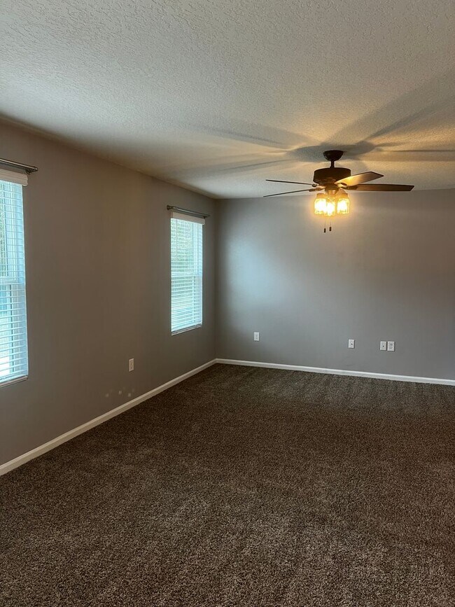 Building Photo - 4/2 centrally located!!