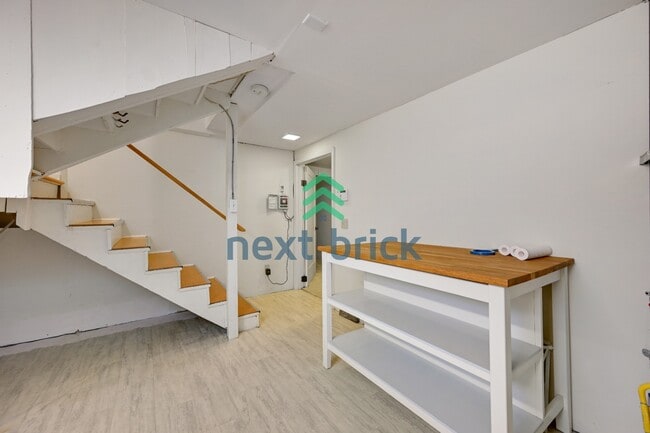 Building Photo - A classic vintage house ready to rent