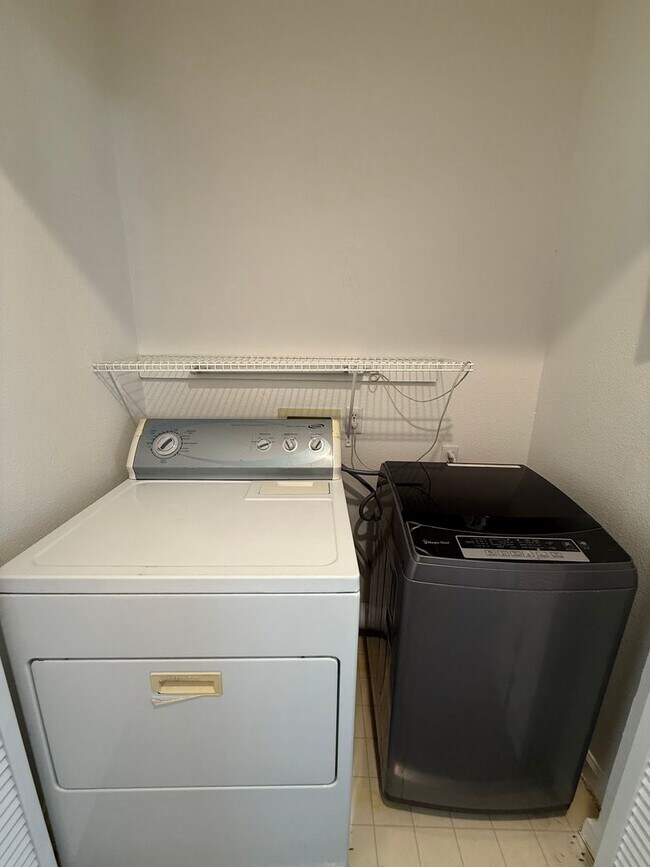 Building Photo - 4 bed 2.5 bath 2 story home available now!