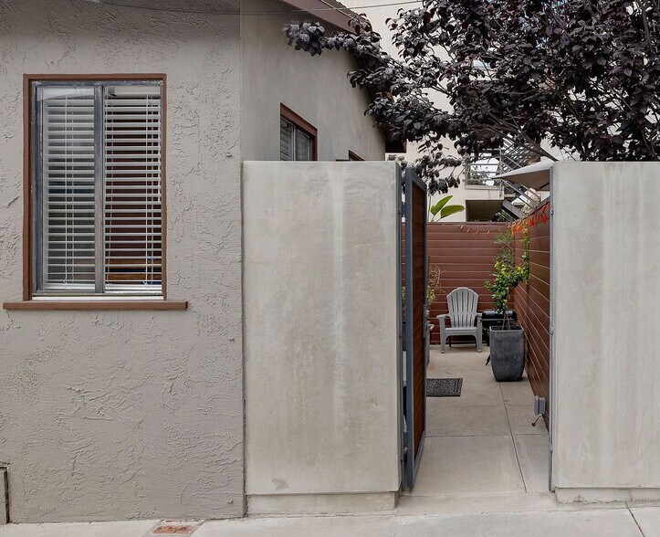 Building Photo - 726 Palm Dr