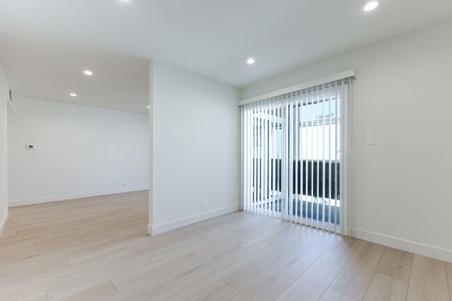 Building Photo - ? Spacious 2 Bed, 2 Bath in Prime Glendale...