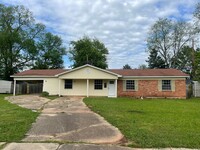 Building Photo - Spacious Inside & Out!
