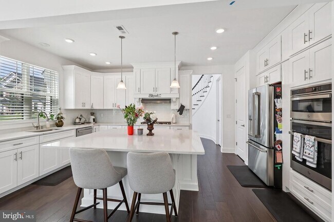 Building Photo - 2 Dogleg Ln