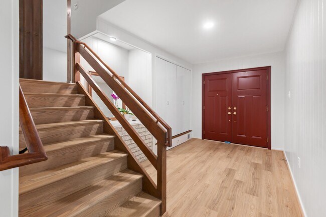 Building Photo - 1222 Noyes Dr