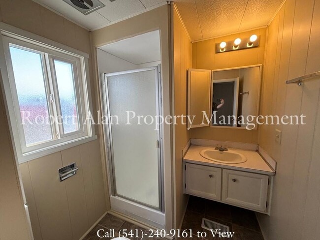 Building Photo - 4008 NE Riverside Ave