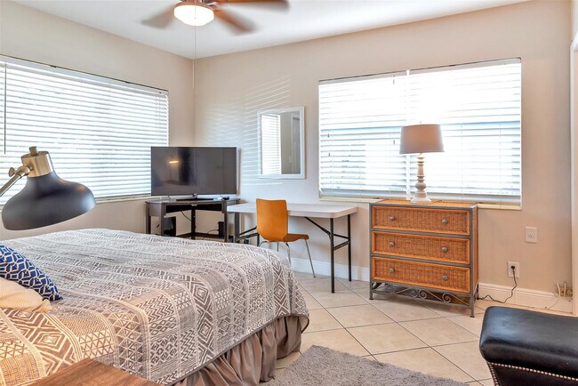 Building Photo - 2109 NE 26th St